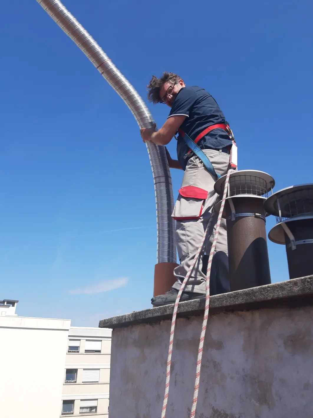 Image d'un ramoneur exerçant un tubage par le toit
