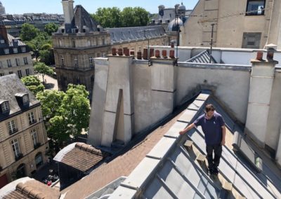 Photo d'un ramoneur de la parisienne de ramonage sur un toit de Paris